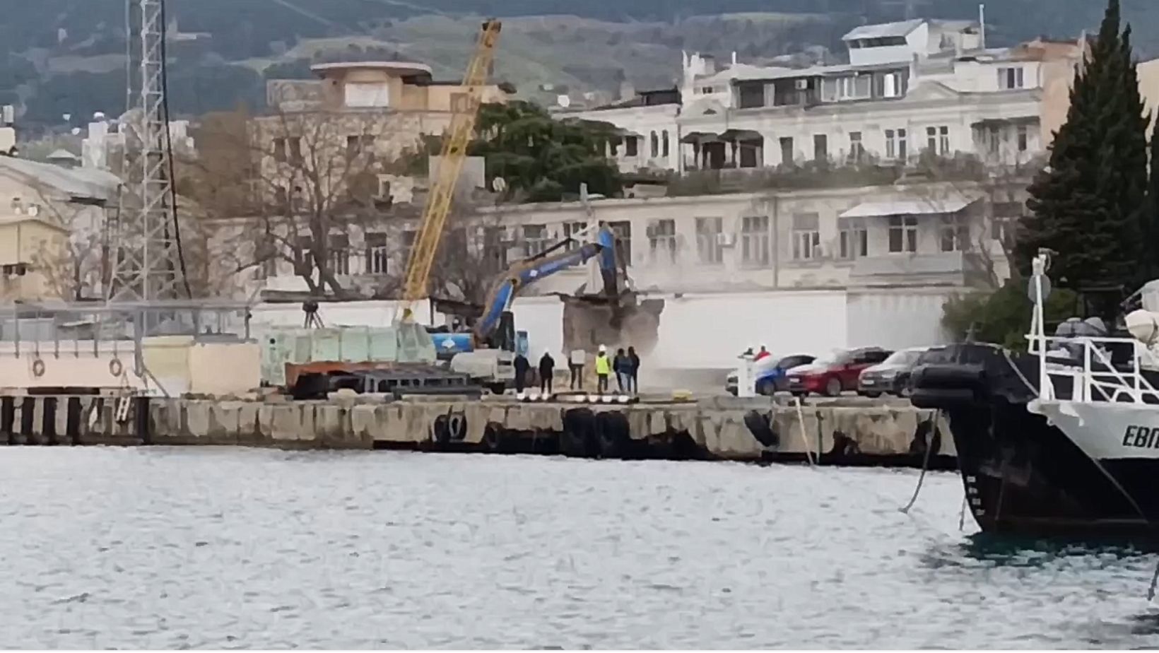 Демонтаж строений на территории Ялтинского морского порта